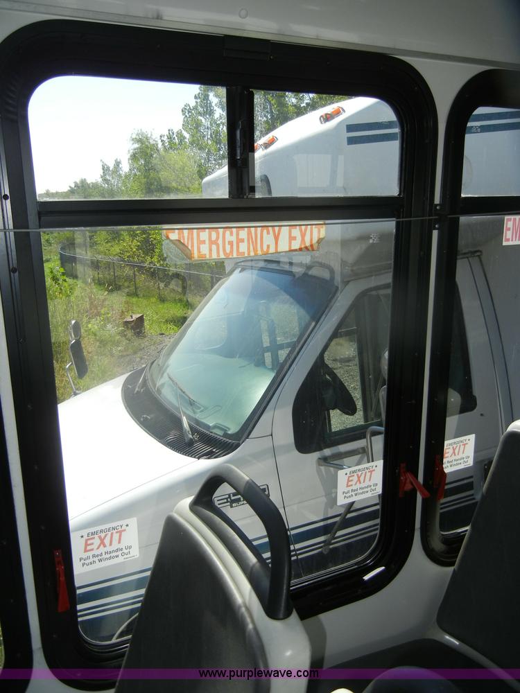 image for item D4864 2006 Ford Econoline E450 Super Duty bus