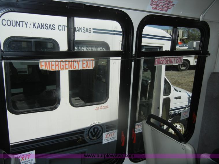 image for item D4864 2006 Ford Econoline E450 Super Duty bus