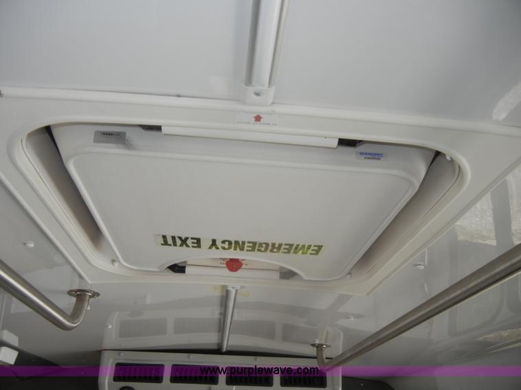 image for item D4864 2006 Ford Econoline E450 Super Duty bus