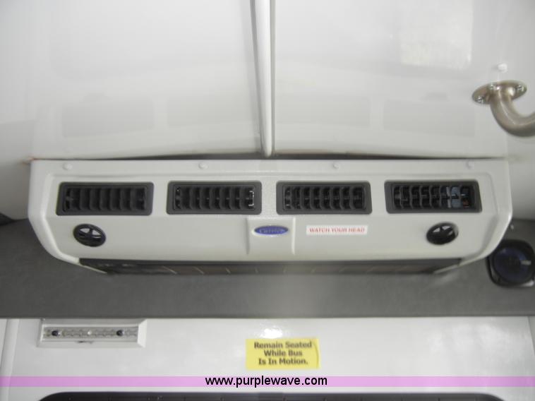 image for item D4864 2006 Ford Econoline E450 Super Duty bus
