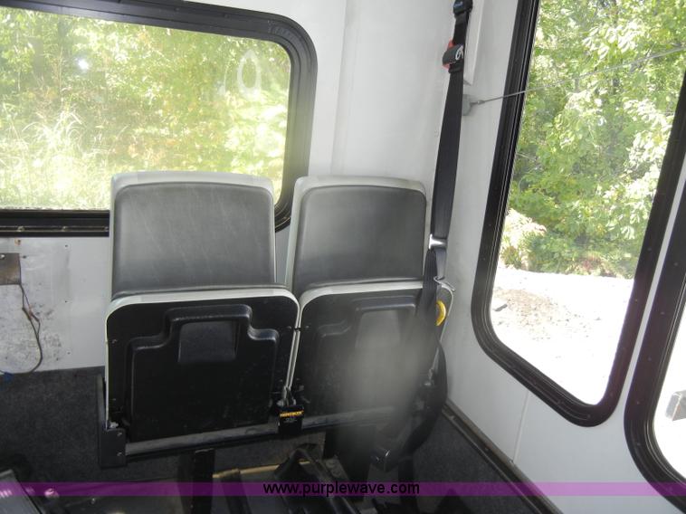 image for item D4864 2006 Ford Econoline E450 Super Duty bus