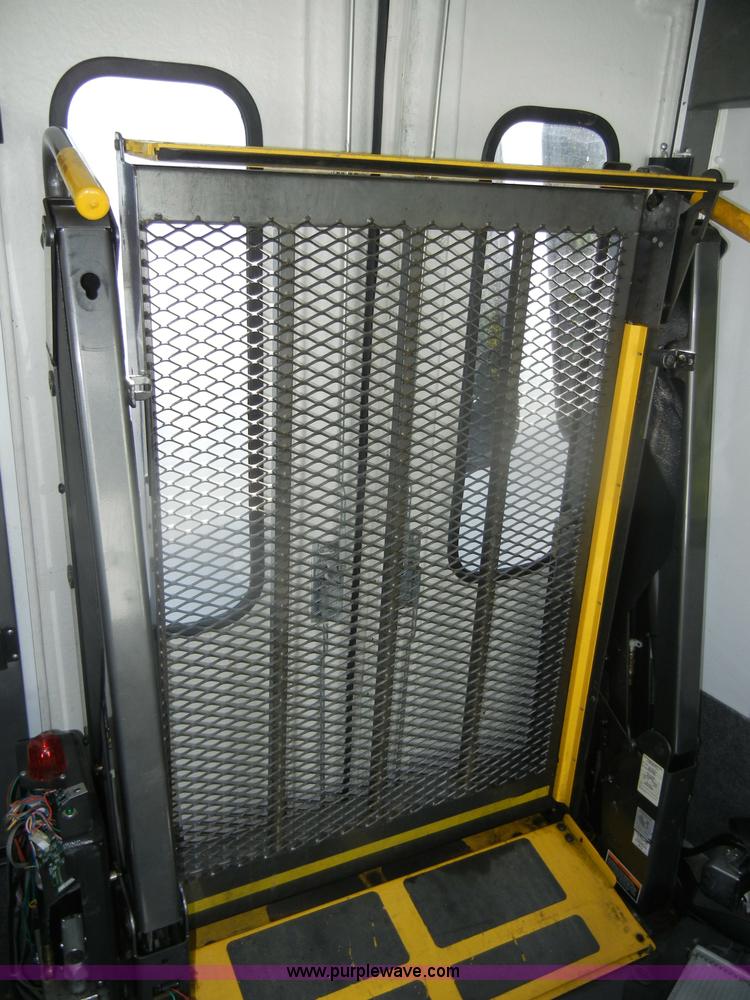 image for item D4864 2006 Ford Econoline E450 Super Duty bus