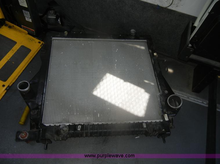image for item D4864 2006 Ford Econoline E450 Super Duty bus