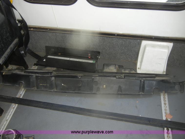 image for item D4864 2006 Ford Econoline E450 Super Duty bus
