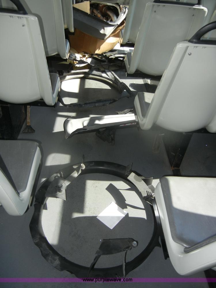 image for item D4864 2006 Ford Econoline E450 Super Duty bus