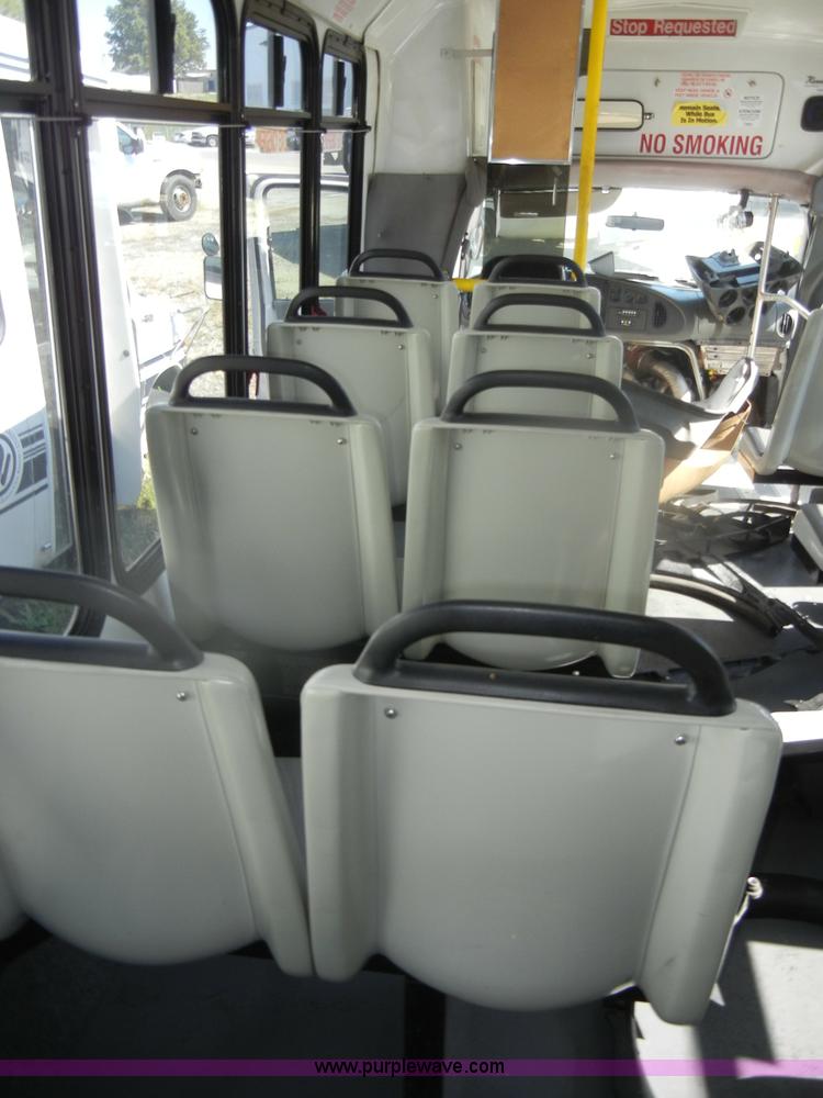 image for item D4864 2006 Ford Econoline E450 Super Duty bus