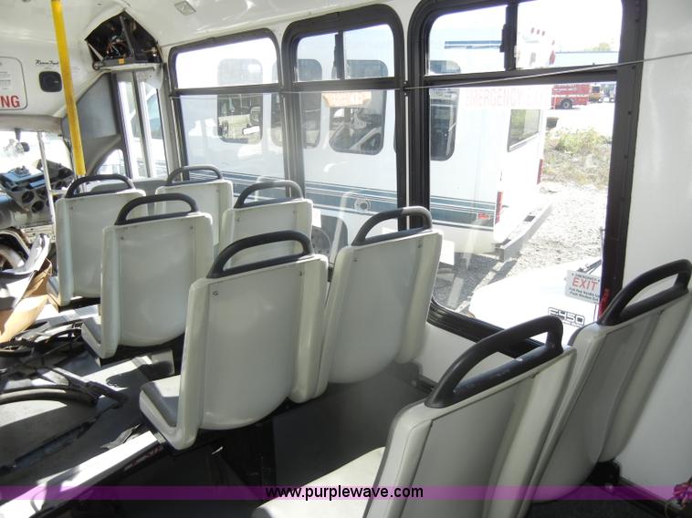image for item D4864 2006 Ford Econoline E450 Super Duty bus