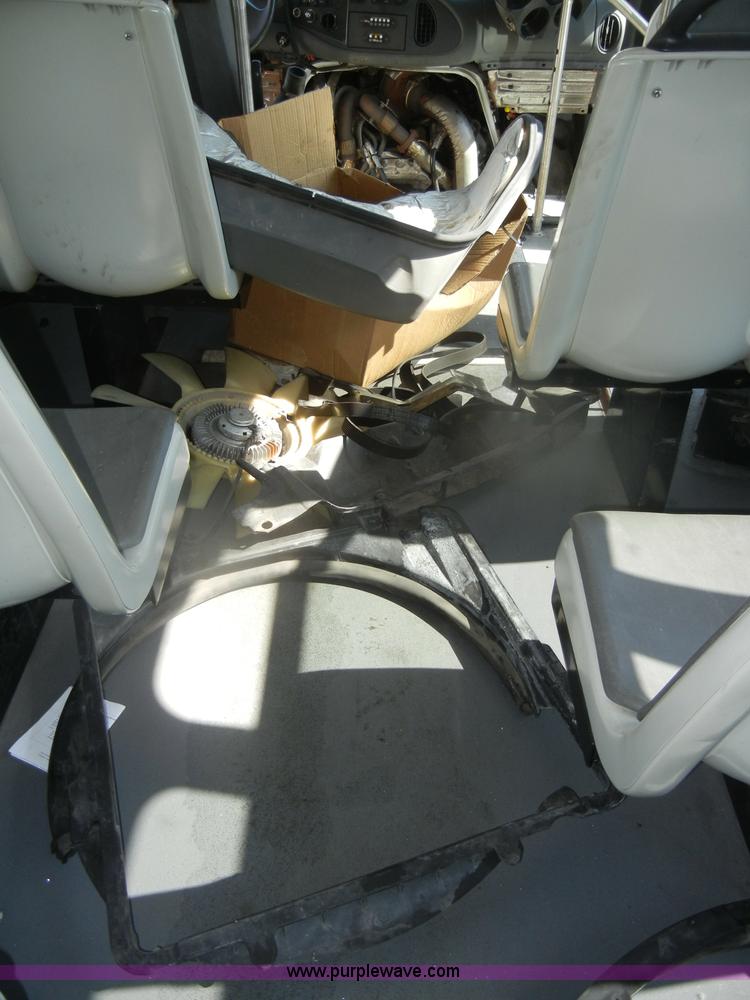 image for item D4864 2006 Ford Econoline E450 Super Duty bus