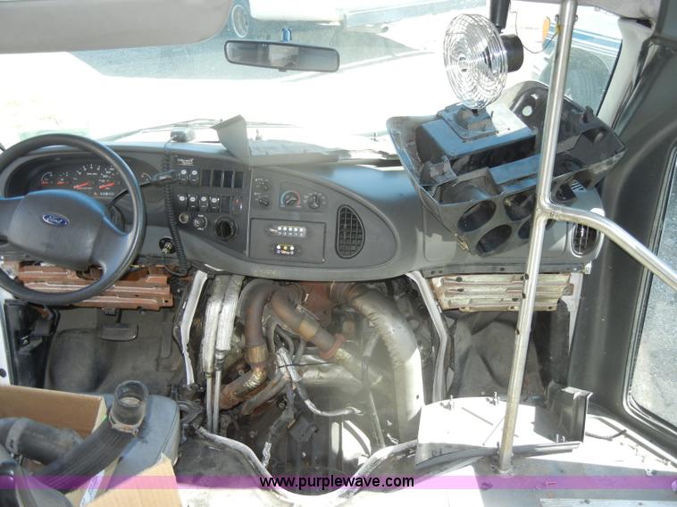 image for item D4864 2006 Ford Econoline E450 Super Duty bus