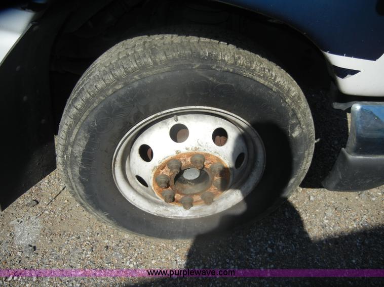 image for item D4864 2006 Ford Econoline E450 Super Duty bus