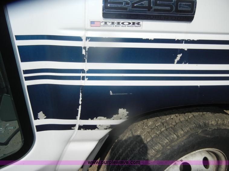 image for item D4864 2006 Ford Econoline E450 Super Duty bus