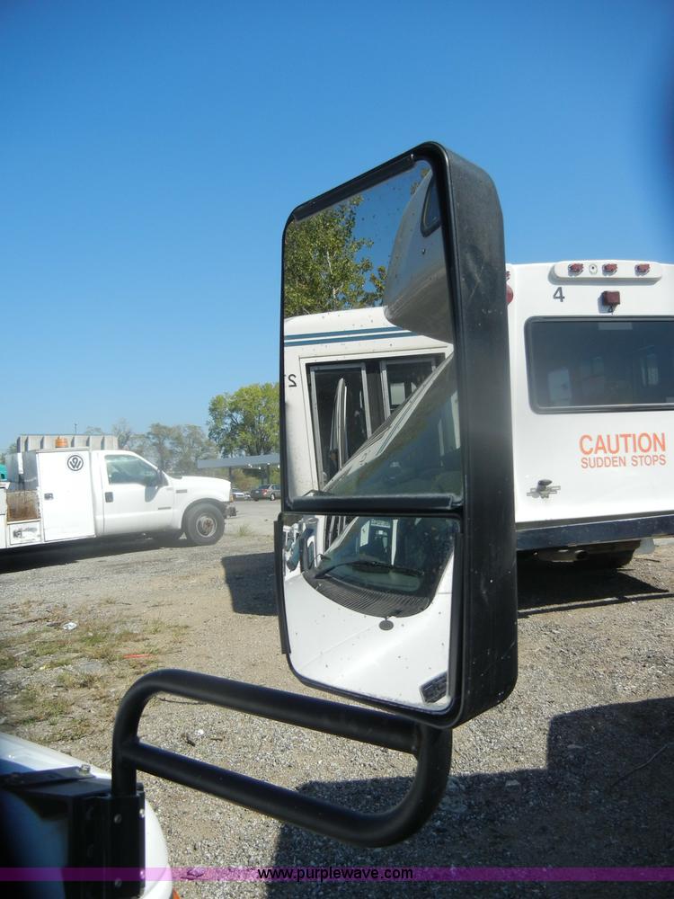 image for item D4864 2006 Ford Econoline E450 Super Duty bus