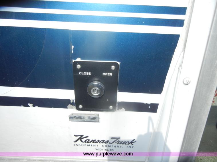 image for item D4864 2006 Ford Econoline E450 Super Duty bus