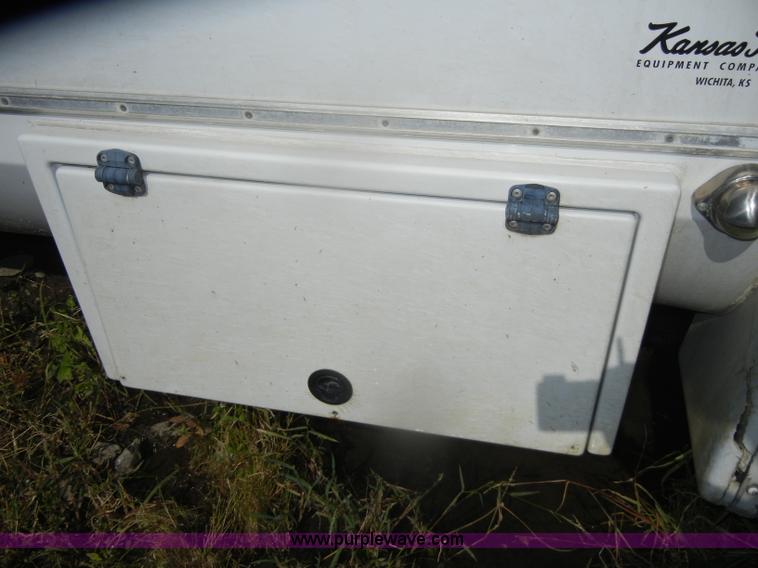 image for item D4864 2006 Ford Econoline E450 Super Duty bus