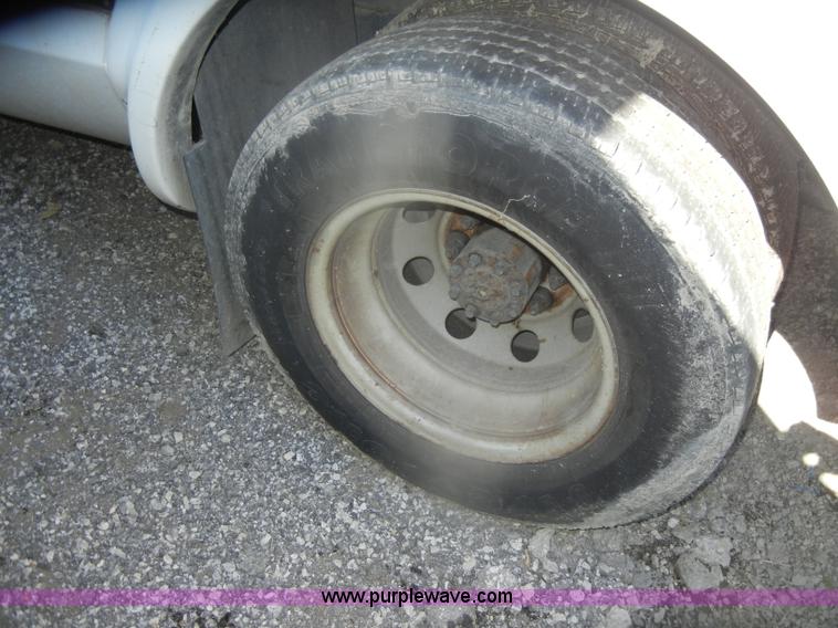 image for item D4864 2006 Ford Econoline E450 Super Duty bus