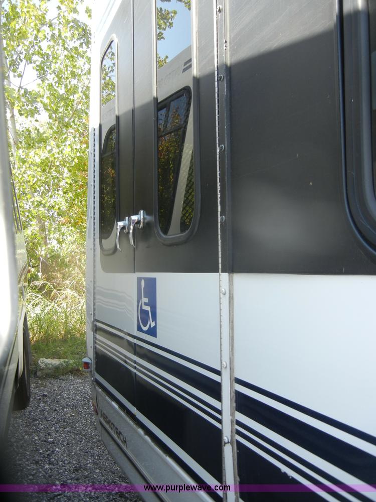 image for item D4864 2006 Ford Econoline E450 Super Duty bus