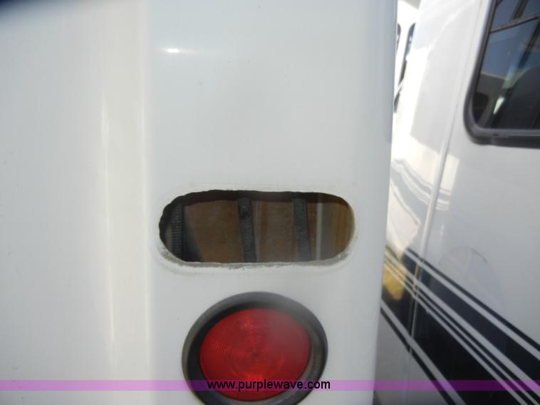 image for item D4864 2006 Ford Econoline E450 Super Duty bus