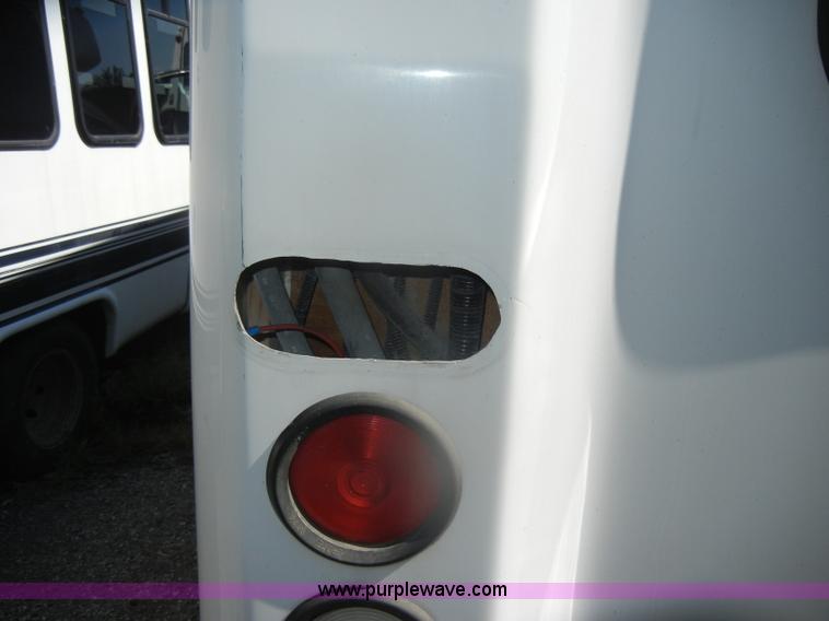 image for item D4864 2006 Ford Econoline E450 Super Duty bus