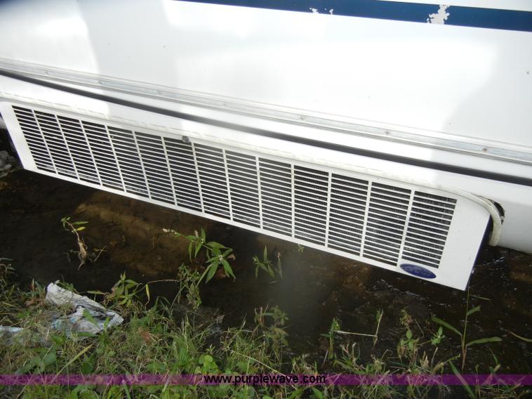 image for item D4864 2006 Ford Econoline E450 Super Duty bus