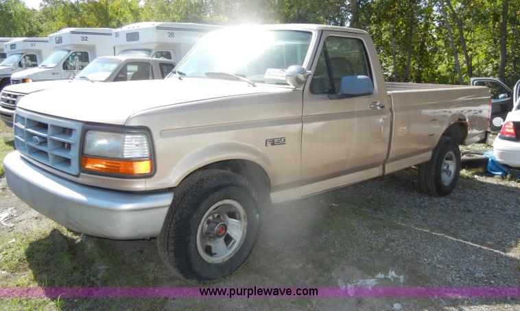 image for item D4954 1996 Ford F150 pickup truck