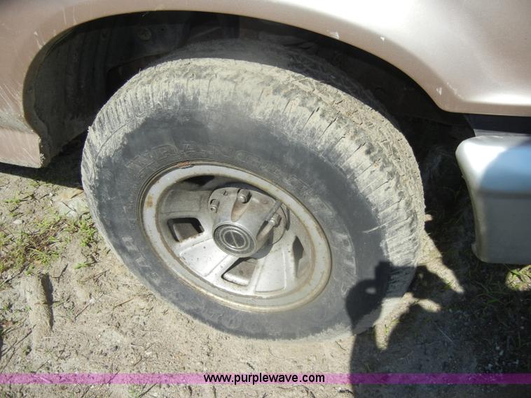 image for item D4954 1996 Ford F150 pickup truck