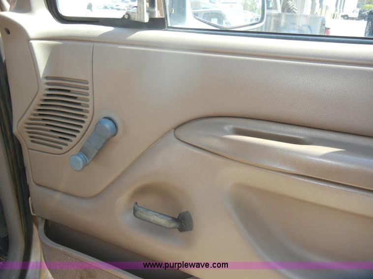 image for item D4954 1996 Ford F150 pickup truck