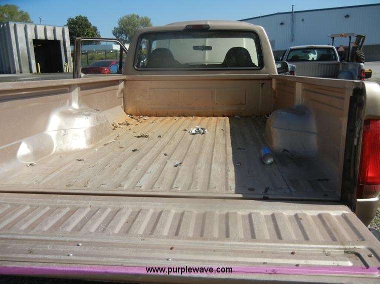 image for item D4954 1996 Ford F150 pickup truck