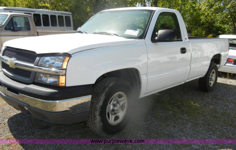 image for item D4955 2004 Chevrolet Silverado 1500 pickup truck