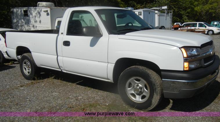 image for item D4955 2004 Chevrolet Silverado 1500 pickup truck