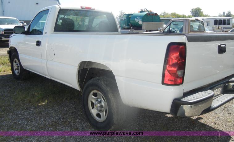 image for item D4955 2004 Chevrolet Silverado 1500 pickup truck