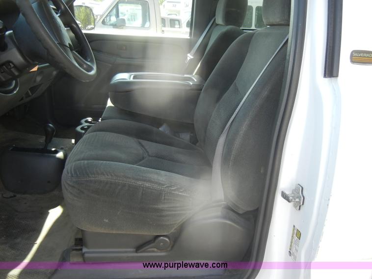 image for item D4955 2004 Chevrolet Silverado 1500 pickup truck