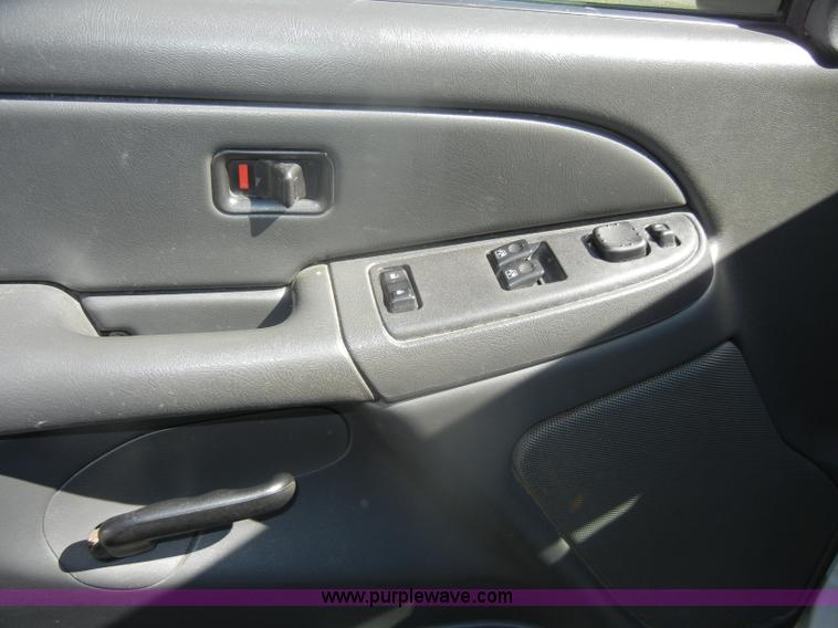 image for item D4955 2004 Chevrolet Silverado 1500 pickup truck