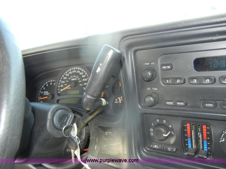 image for item D4955 2004 Chevrolet Silverado 1500 pickup truck