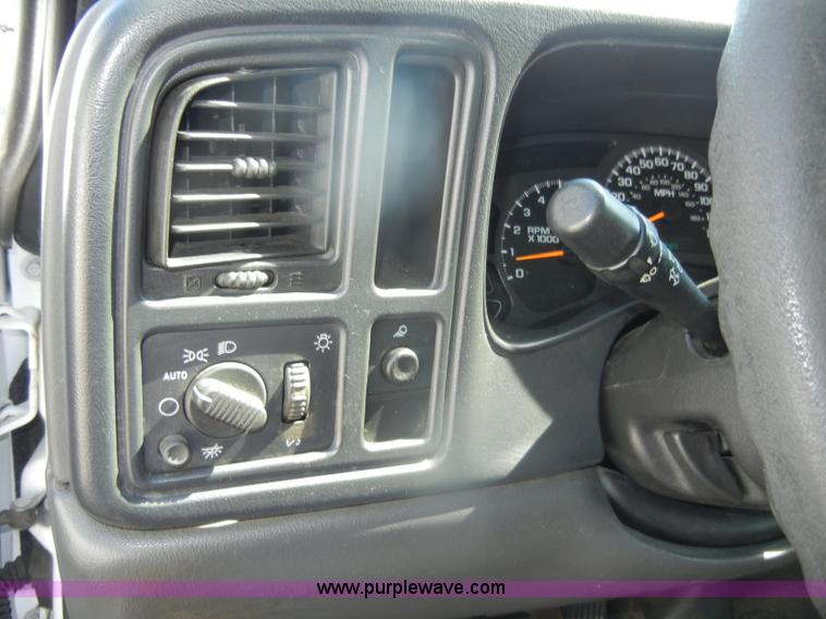 image for item D4955 2004 Chevrolet Silverado 1500 pickup truck