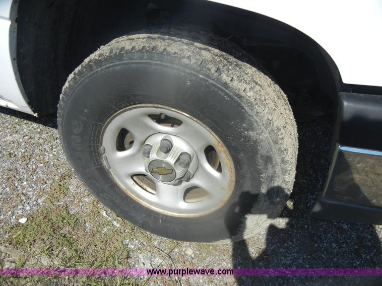 image for item D4955 2004 Chevrolet Silverado 1500 pickup truck