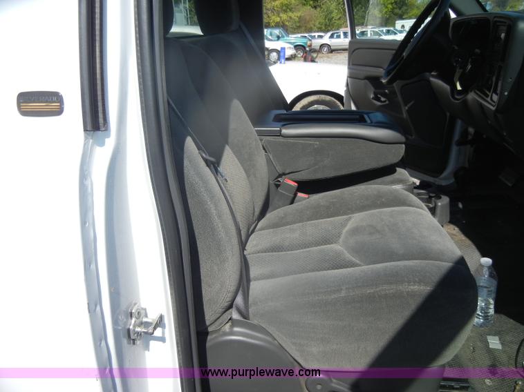 image for item D4955 2004 Chevrolet Silverado 1500 pickup truck