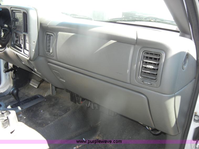 image for item D4955 2004 Chevrolet Silverado 1500 pickup truck