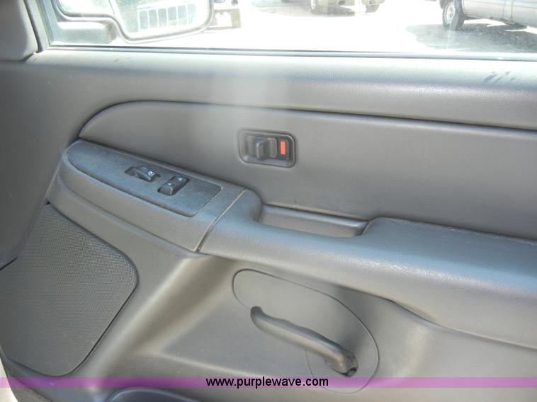 image for item D4955 2004 Chevrolet Silverado 1500 pickup truck