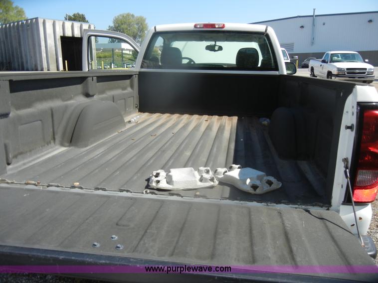 image for item D4955 2004 Chevrolet Silverado 1500 pickup truck