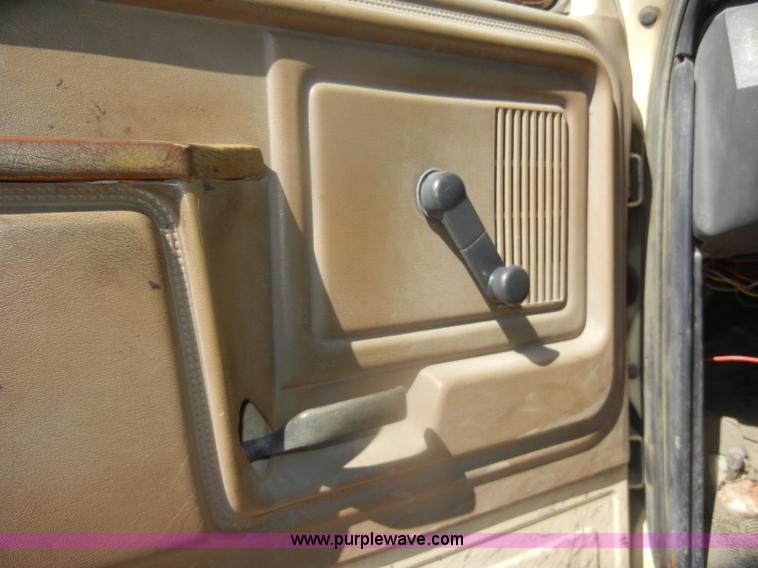 image for item D4996 1994 Ford F800 dump truck