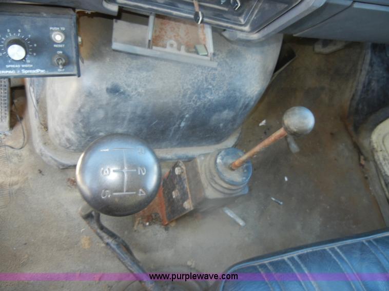 image for item D4996 1994 Ford F800 dump truck