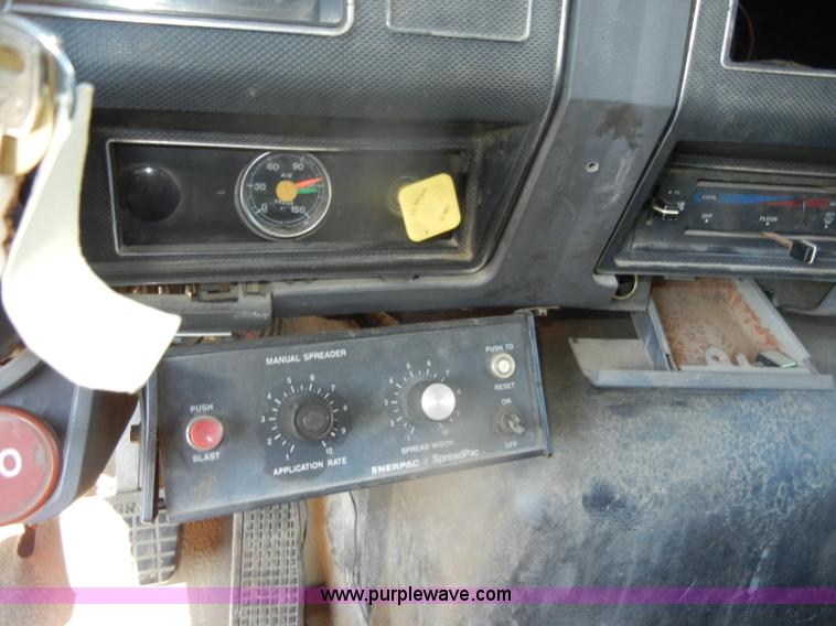 image for item D4996 1994 Ford F800 dump truck