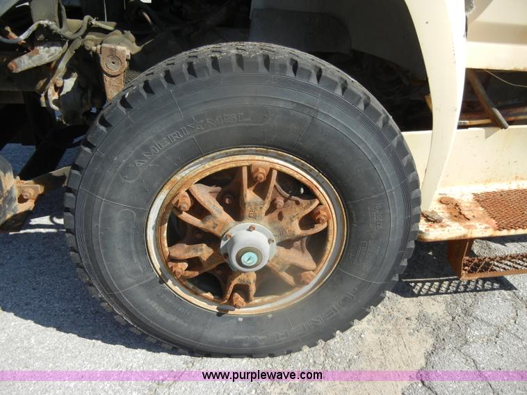 image for item D4996 1994 Ford F800 dump truck