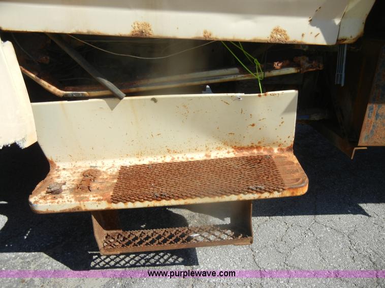 image for item D4996 1994 Ford F800 dump truck