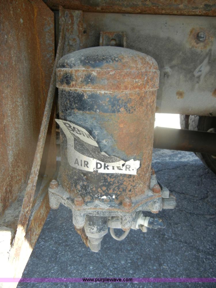 image for item D4996 1994 Ford F800 dump truck