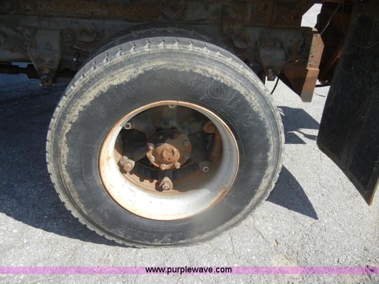 image for item D4996 1994 Ford F800 dump truck