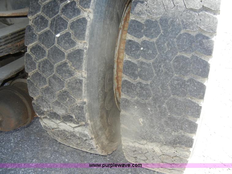 image for item D4996 1994 Ford F800 dump truck