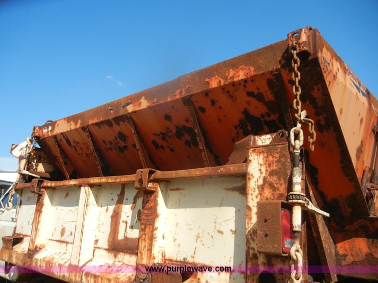 image for item D4996 1994 Ford F800 dump truck