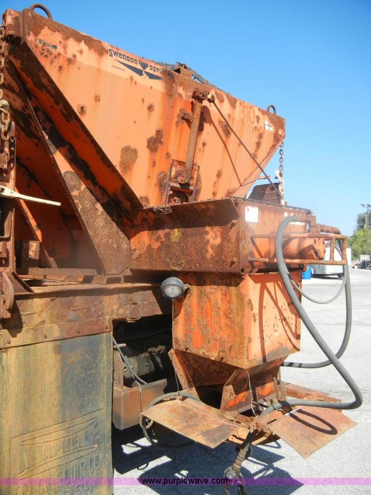 image for item D4996 1994 Ford F800 dump truck