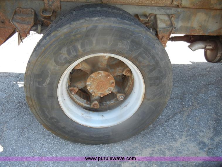 image for item D4996 1994 Ford F800 dump truck